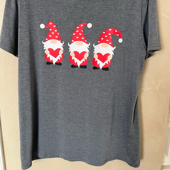 Ladies Women’s Gnome Heather Gray T-shirt Large 3 Gnomes Holding Hearts - Picture 10 of 10